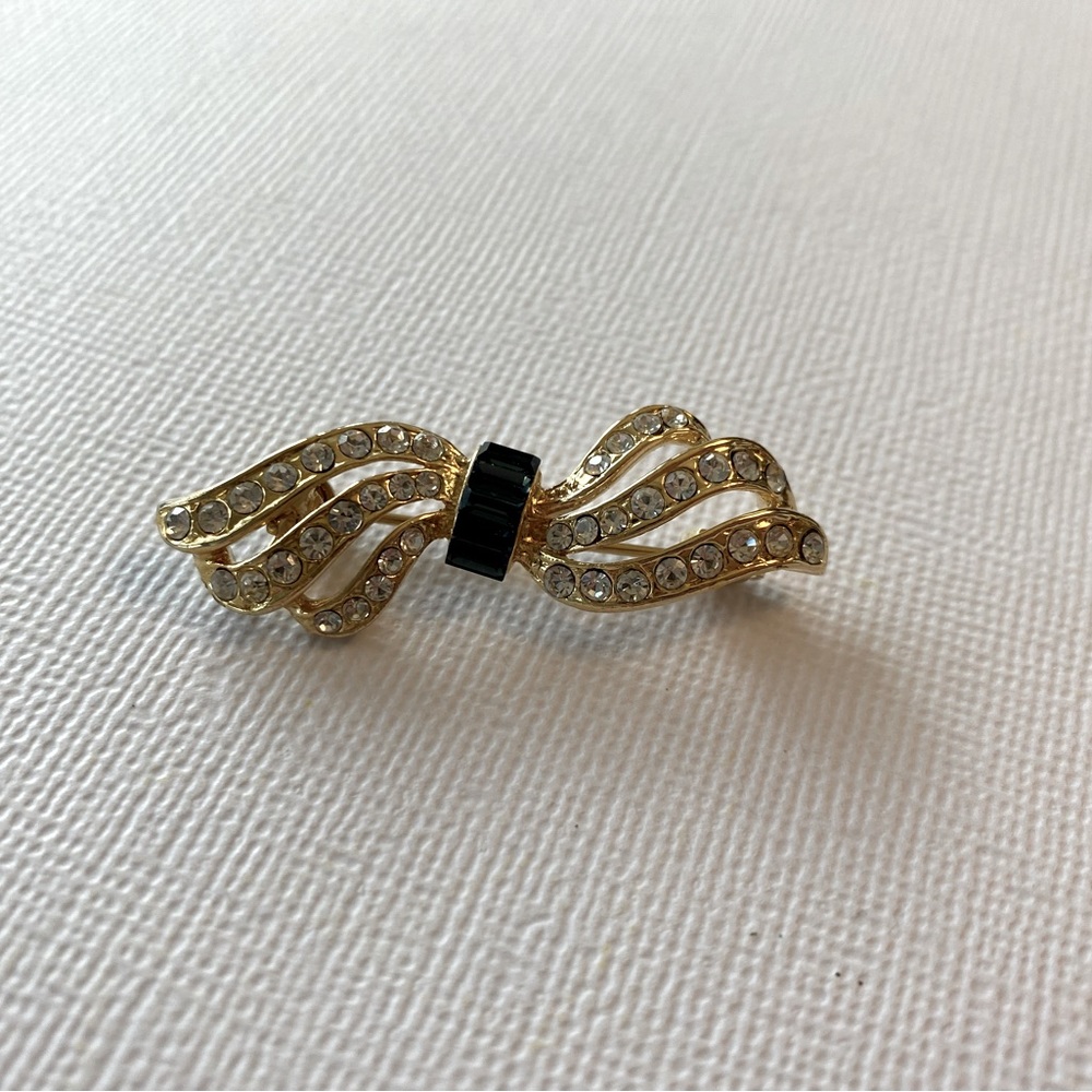 Vintage Rhinestone & Safire Gold Brooch